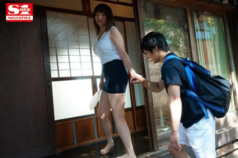 Anh chàng nứng lồn của quý khi nhìn trộm em họ địt trộm với chồng