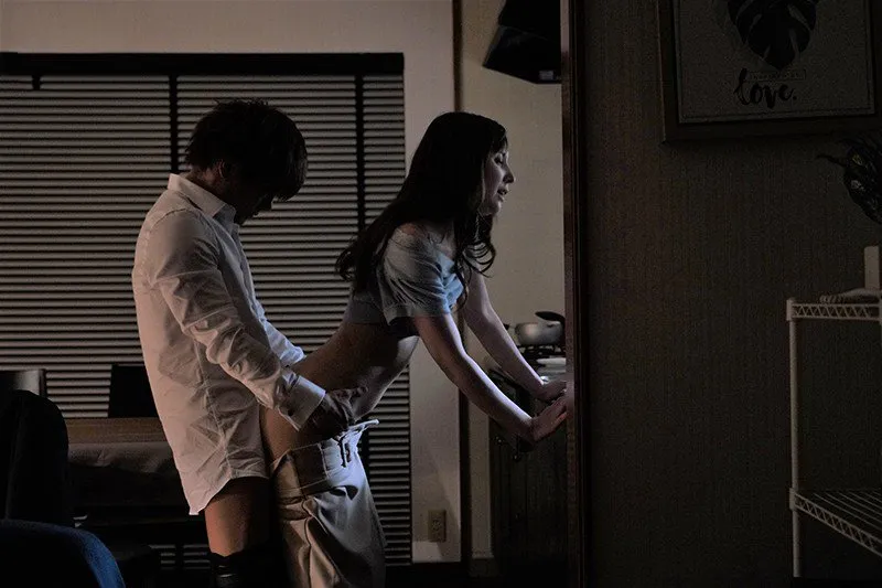 Tiền bối đi làm ăn, cậu nhân viên đến nhà trả bài bà xã ông ấy