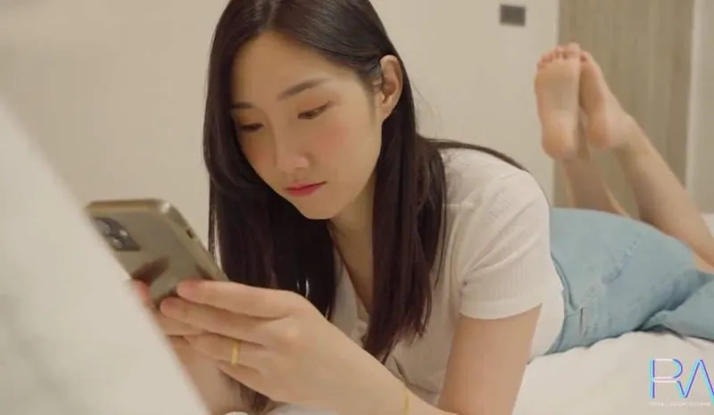 Xinh đẹp nhưng vẫn bị gã chồng cắm sừng, vợ yêu buồn tình cho anh giao hàng chịch luôn