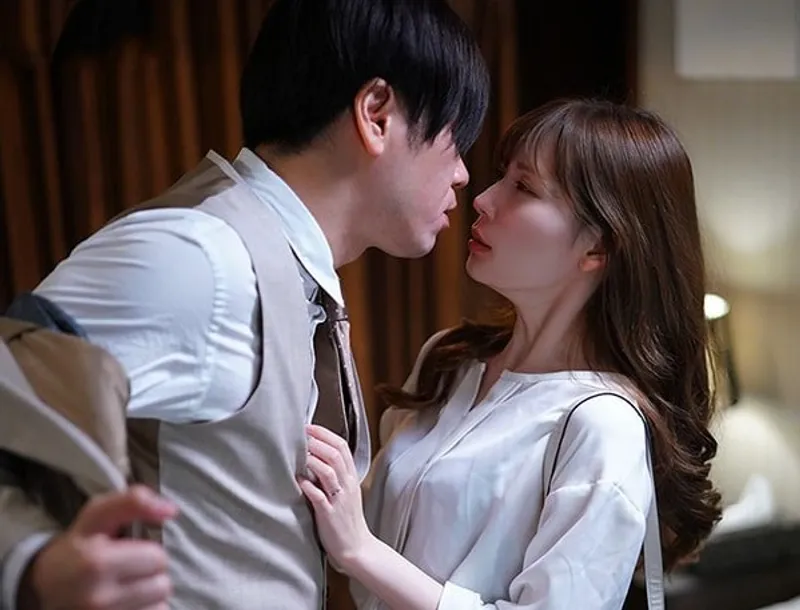 Tiền bối thầm yêu em thư ký đã có ông chồng và kế hoạch cho chuyến công tác