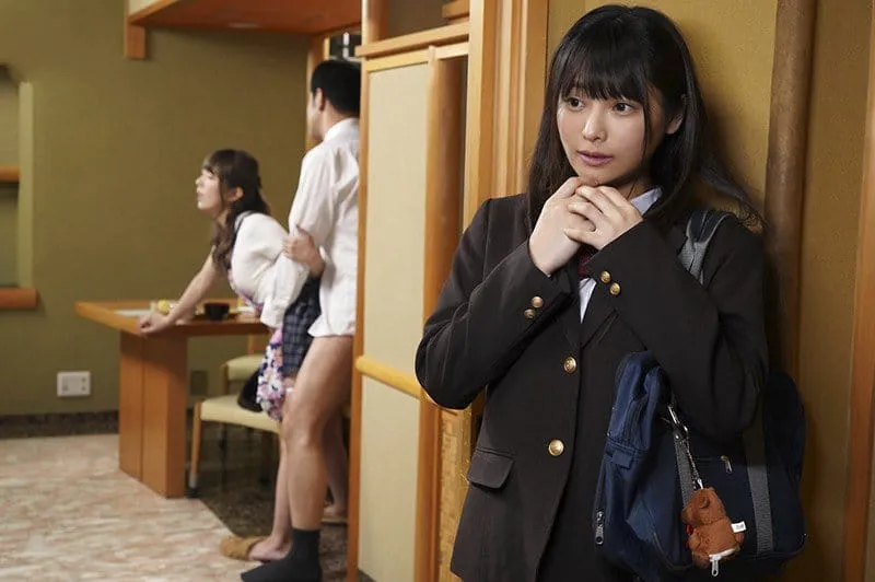 Nàng nhỏ riêng thấy thèm khi nhìn trộm bố dượng quan hệ mẹ